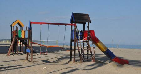 Jocs infantils a la platja d'Ocata